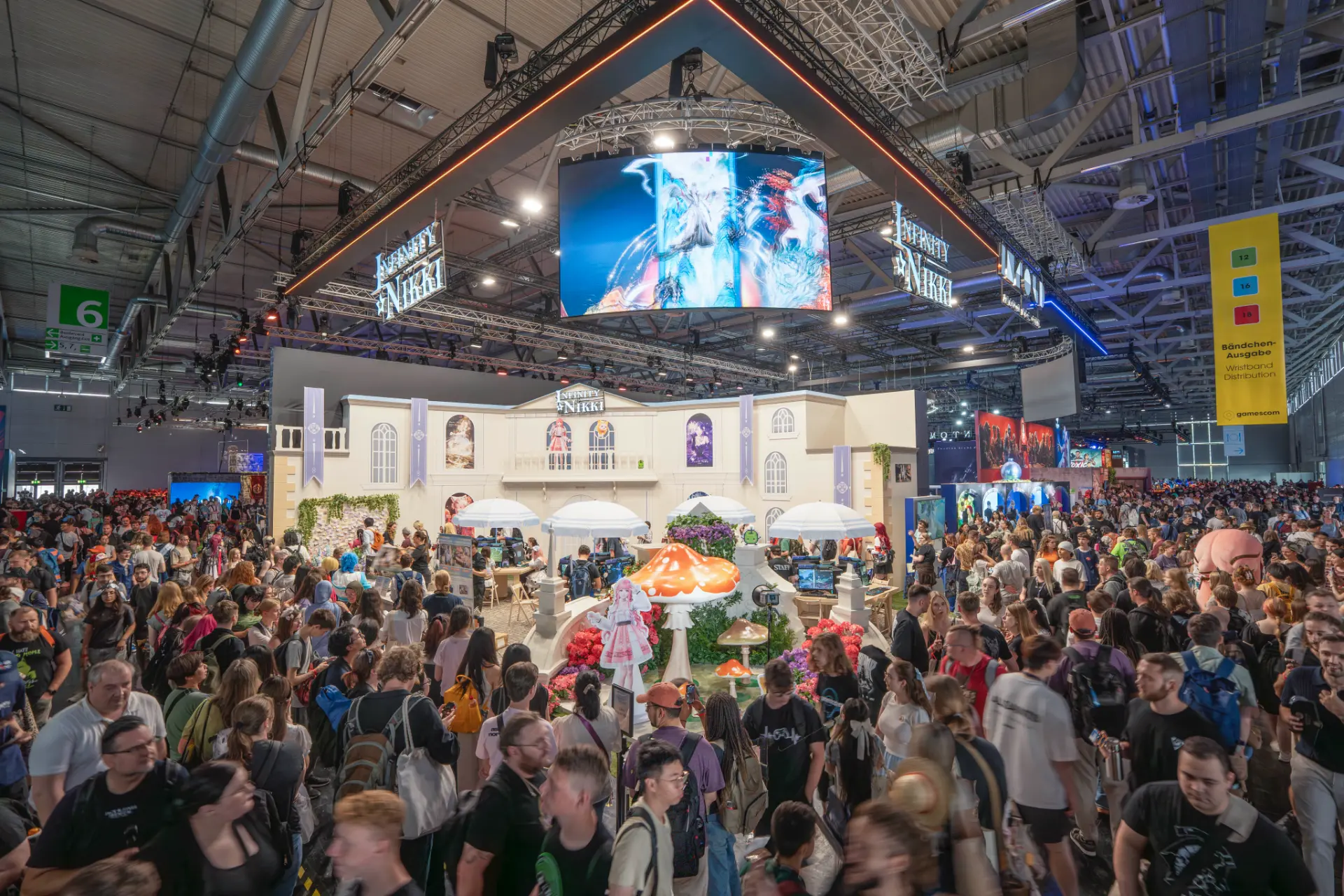 Infinity Nikki Messestand mit Publikum in der Halle der gamescom Köln