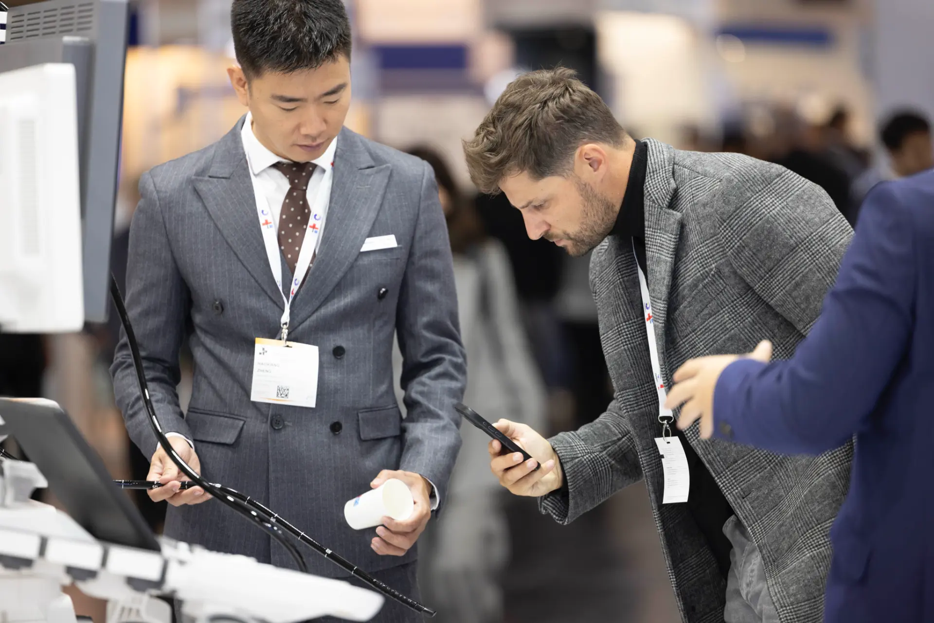 Beratungsgespräch am Messestand auf der MEDICA in Düsseldorf