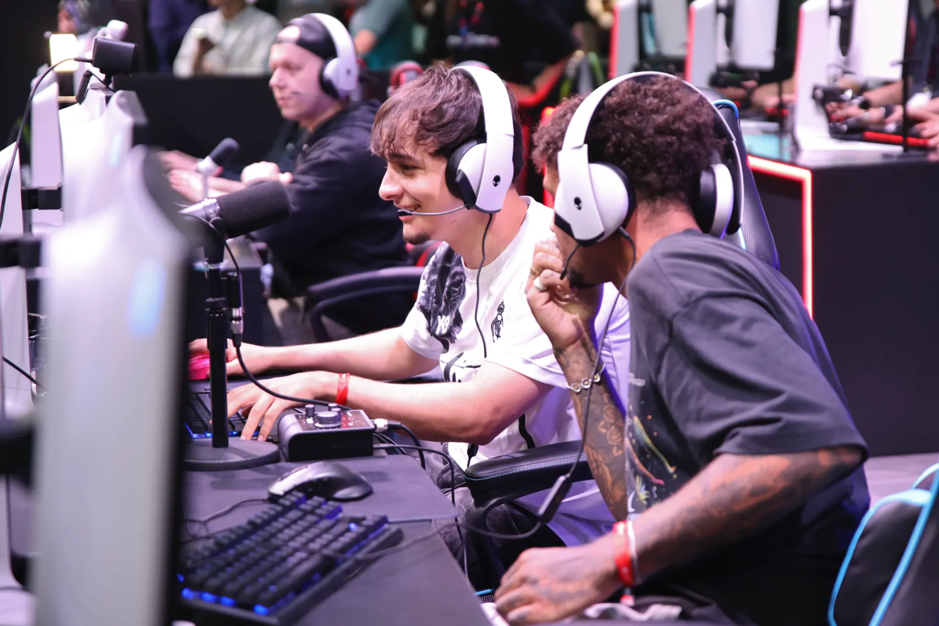 Spieler mit Headsets bei einem Esports-Turnier auf der gamescom in Köln